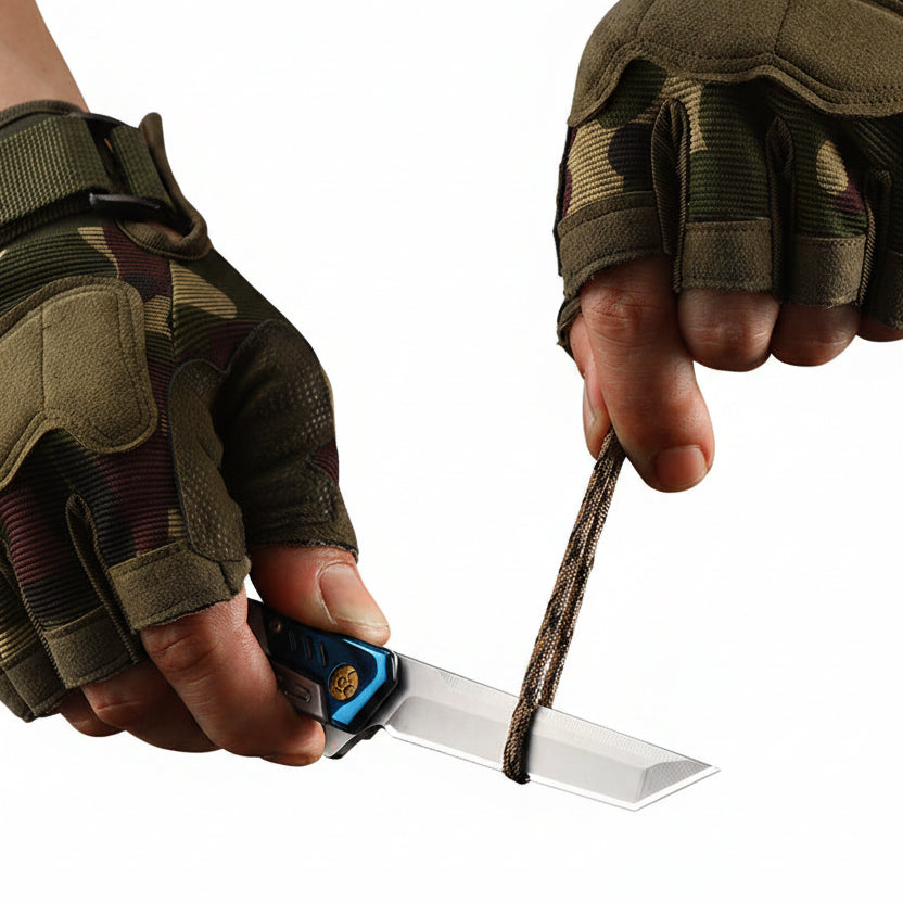 A close-up action shot of a person wearing tactical fingerless gloves, using a small folding knife with a blue handle to cut a rope. The background is a dark, blurred outdoor or tactical setting, and Chinese text is overlaid near the top.