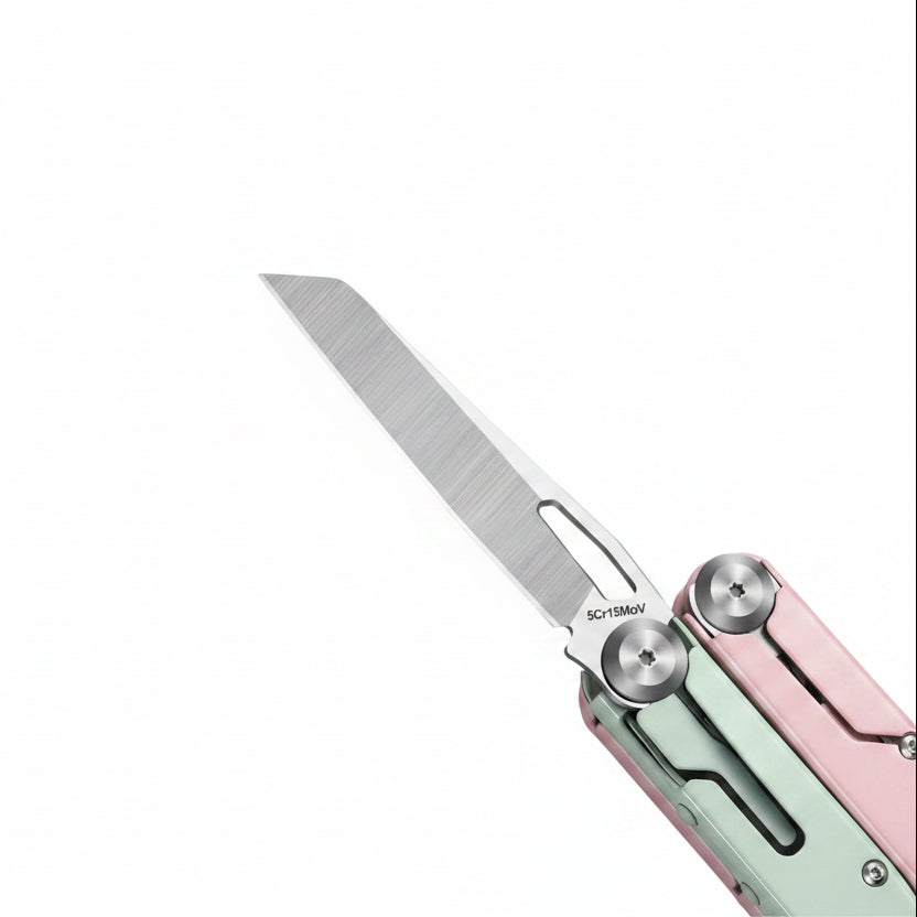 A close-up of a folding pocket knife with a satin-finished silver blade and a pale green and pink handle, shown against a blurred outdoor background with Chinese text overlay.